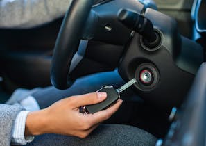 Cómo arrancar un coche sin batería: Guía completa