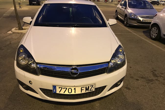 Alquiler barato de Opel Astra cerca de 28792 Miraflores de la Sierra.