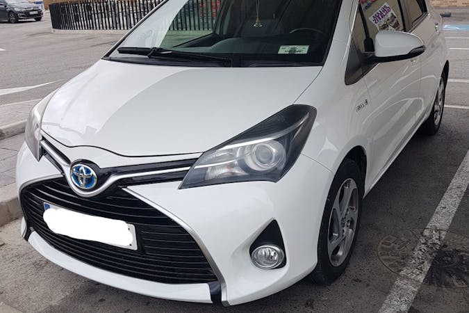 Alquiler barato de Toyota Yaris con equipamiento Bluetooth cerca de 28041 Madrid.