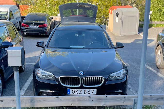 Billig biluthyrning av BMW 5 Series med Bluetooth i närheten av  Skogås.