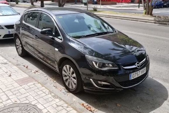 Alquiler barato de Opel Astra con equipamiento Navegación GPS cerca de 29006 Málaga.
