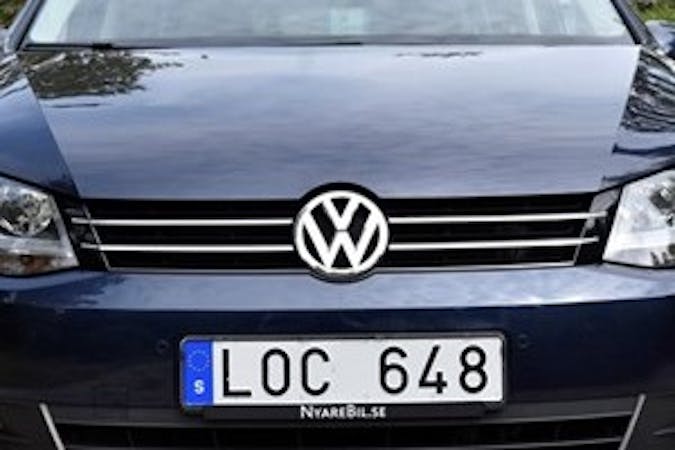 Billig biluthyrning av Volkswagen Sharan med GPS i närheten av 184 63 Lervik.