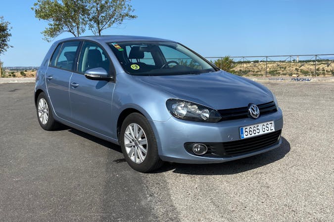 Alquiler barato de Volkswagen Golf cerca de 28049 Madrid.