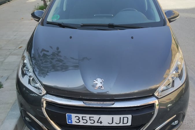 Alquiler barato de Peugeot 208 con equipamiento Navegación GPS cerca de  San Sebastián de los Reyes.