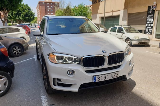 Alquiler barato de BMW X5 con equipamiento Navegación GPS cerca de 07800 Eivissa.