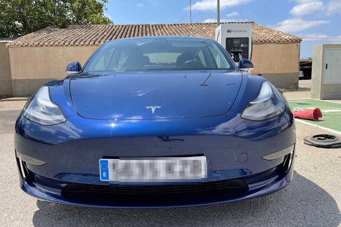 Alquiler barato de Tesla Model 3 con equipamiento Navegación GPS cerca de  Murcia.