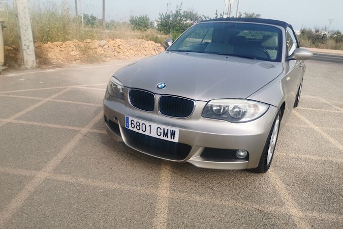 Alquiler barato de BMW 320i Cabriolet cerca de 07800 Eivissa.