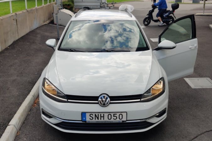 Billig biluthyrning av Volkswagen Golf Sportsvan med Isofix i närheten av 413 18 Stigberget.