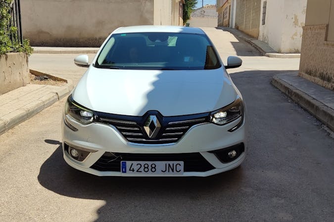 Alquiler barato de Renault Megane con equipamiento Navegación GPS cerca de  Cartagena.