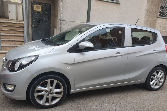 Alquiler barato de Opel Karl con equipamiento Bluetooth cerca de  Tarragona.
