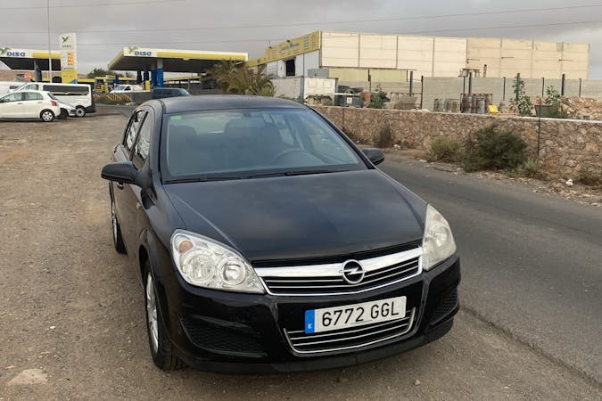 Alquiler barato de Opel Astra cerca de 35610 Puerto del Rosario.