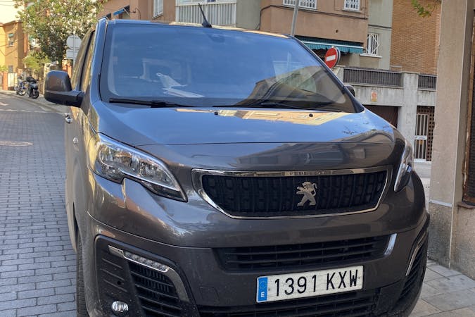Alquiler barato de Peugeot Traveller con equipamiento Navegación GPS cerca de 08031 Barcelona.