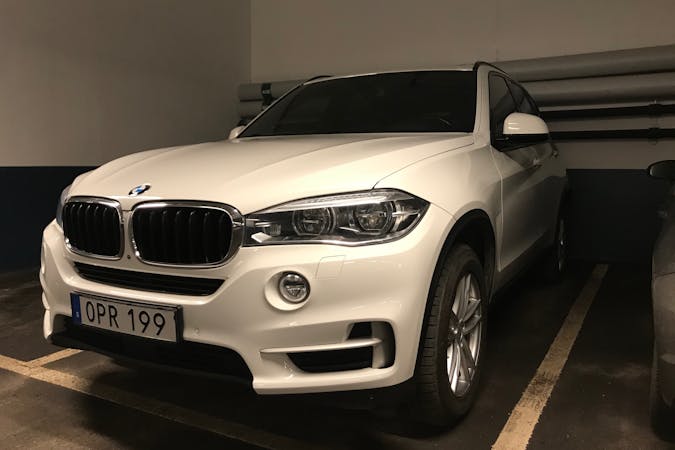Billig biluthyrning av BMW X5 i närheten av 122 64 Enskede-Årsta-Vantör.