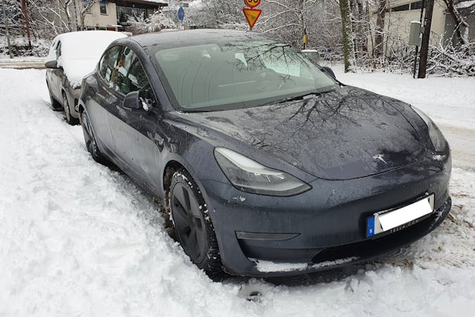 Billig biluthyrning av Tesla Model 3 med GPS i närheten av 125 33 Älvsjö.