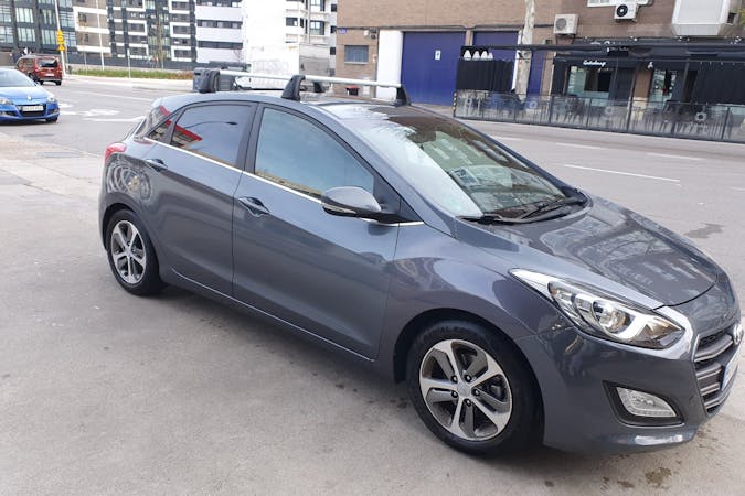 Alquiler barato de Hyundai i30 con equipamiento Fijaciones Isofix cerca de 28026 Madrid.