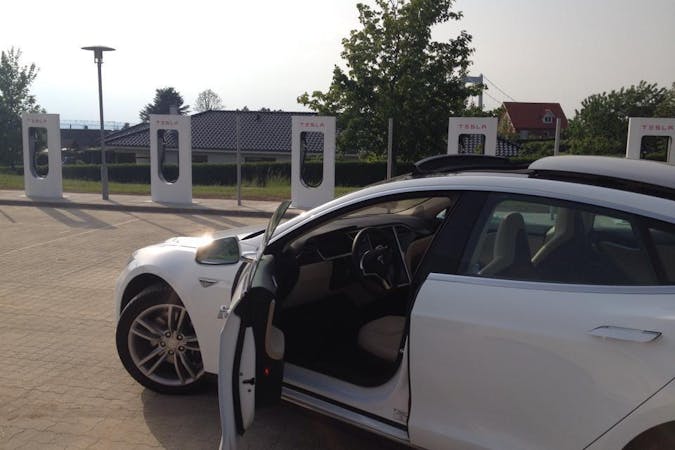 Billig billeje af Tesla Model S85 nær 8200 Aarhus.